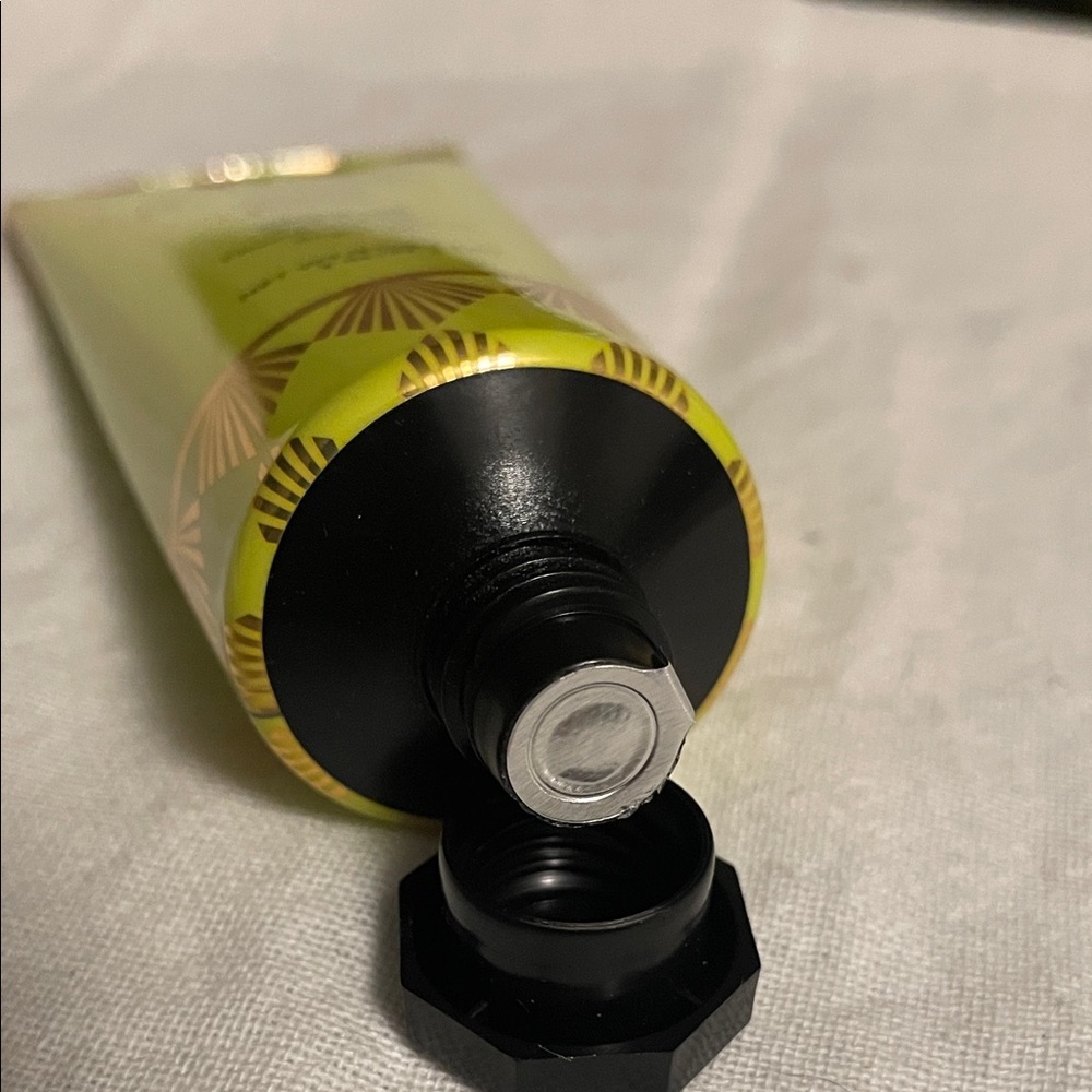 Spongelle Hand Cream - Yellow and Black - Picture 3 of 3